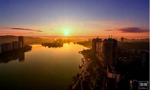 朝晖夕映气象万千翻译_朝晖夕阴气象万千翻译的意思